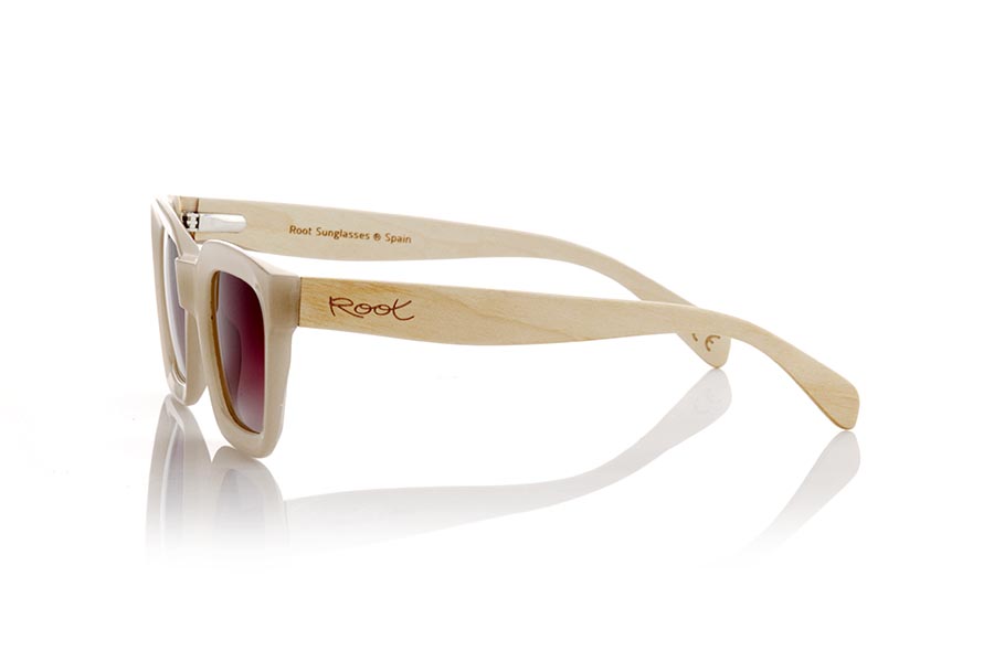 Gafas de Madera Natural de Arce ELLA. Las gafas de sol ELLA son el accesorio perfecto para cualquier mujer que busque una combinación de estilo y funcionalidad. Con una montura frontal en color hueso profundo transparente satinado, la montura es más gruesa y tiene una forma cuadrada con esquinas redondeadas que aporta un toque de sofisticación.Las varillas anchas de madera de arce clara combinan a la perfección con la montura.  Ya sea en un día soleado en la playa o en un paseo por la ciudad, las gafas ELLA te acompañarán a donde quiera que vayas. Medida frontal 148x51 Calibre: 50 Venta al Por Mayor y Detalle | Root Sunglasses® 